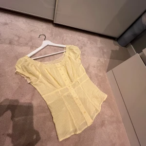 Gul blus - Gul blus i nyskick 