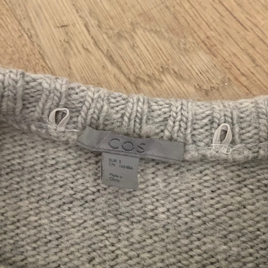 Ljusgrå stickad tröja - 90