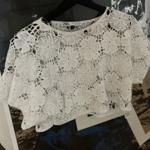 Zara topp - Vit zara topp i strlk S,den har används fåtal gånger men är i bra skick😁