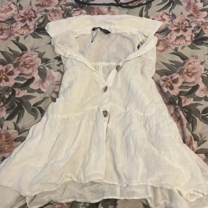Vit blus - Vit blus från zara, fin skick och använd 2 gånger som jag kommer ihåg. Den ser ut som en klänning. 