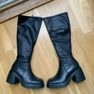 VAGABOND ’BROOKE’ STÖVLAR - Säljer mina otroligt snygga stövlar från Vagabond! Bratzvibe😍Jag är 170 och dem går till knäna på mig. Max använda 5 gånger. Äkta skinn och läder.  Mått: Skafthöjd: 429 mm Skaftvidd: 347 mm Klackhöjd: 87 mm  Nypris: 2100 kr på vagabonds hemsida