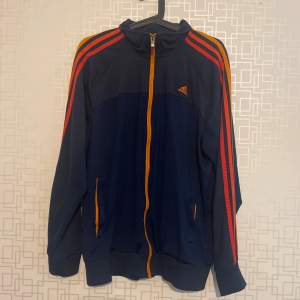 Sjukt snygg track jacket från adidas,  Den har några år på nacken men i gott skick.     💥Blir din för 100:- plus fraktkostnad 🚚   ‼️ OBS!! Betalning sker via swish!! ‼️