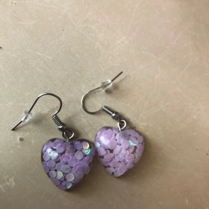 Örhängen  - Fina lila hjärt-örhängen. 