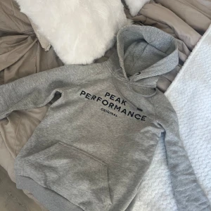 Grå hoodie från Peak Performance - Säljer en snygg och bekväm grå hoodie från Peak Performance. Den är i bra skick och supermjuk! Storlek: S
