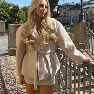 Beige kort kappa - Beige kort kappa från Missäy i storlek xs/s. Inte mycket använd och i bra skick. Nypris var 379kr
