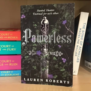 Powerless - Jätte bra bok i läst skick. 