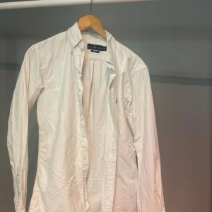Ralph lauren skjorta  - Skit schysst skjorta från Ralph lauren i modellen slim fit, hör av er för ytterligare bilder eller frågor Mvh Max!