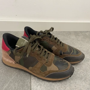 Valentino sneakers rockrunners - Säljer ett par rockrunners då dom blivit för små. Väldigt trendiga just nu och i mycket bra skick då dom ej hunnit användas så länge tyvär. Nypris 7600kr