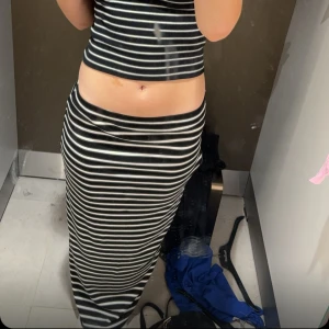 Randigt sett - Jättefint randigt sett, användt 2 gånger. Storlek 38 på kjolen och storlek M i tröjan men skulle säga att den är mer som en xs/s. Priset kan diskuteras 