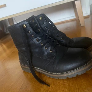 Boots & Kängor - Fina svarta kängor som köptes för ett par år sedan. Perfekt att ha under vintern då skorna är i jätte bra material