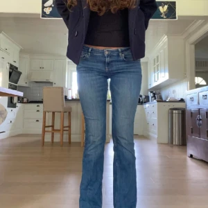 Lågmidjade bootcut jeans - Säljer ett par likadana jeans som jag sålt tidigare fast i en större storlek. Skit snygga lågmidjade flare jeans! Bara att skriva om du har funderingar💕💕