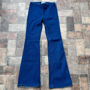 Coola jeans💙 - Så najs najs ifrån pull&bear som bara är anvönda ett fåtal gånger, därför är de i väldigt bra skick🥰🥰De har inget blixt lås eller knappar vilket är skönt och snyggt, även bootcut och Lågmidjade!