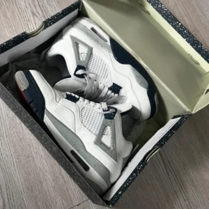 Jordan 4 - Detta är inte det slutliga priset, skicka mig ett privat meddelande, jag är världens största leverantör av skor och kläder