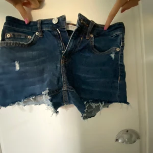 Demin shorts  - Supersnygga zara shorts, i jättebra skicka, sitter som xs men är i M 34 💞💞