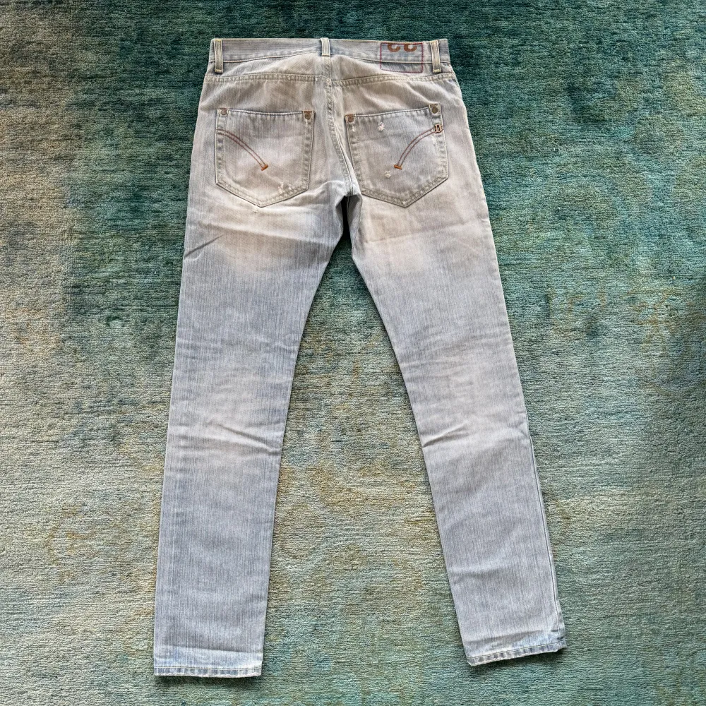 Ljusblå Dondup sjeans med designade slitningar Storlek: 33 Ljus tvätt på jeansen . Jeans & Byxor.