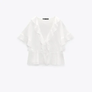 Zara blus  - Säljer min super fina zara blus, den är helt oanvänd med lappen kvar. Tyget är lite genomskinligt och lite smått prickigt💗