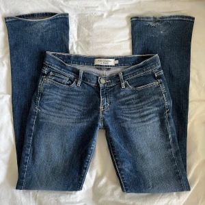 Vintage bootcut jeans lowwaist  - Så snygga jeans i bra skick💗  De har mindre slitningar längst ner men de syns inte när dem är på, det finns även en mindr fläck på vänstra benet( bild 5) men det syns knappt heller  Storlek 25, midjemått 38cm, innerbenslängd 79cm💗