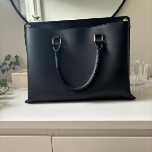 Väska - Svart stor väska med två fack som inte kommer till användning. Måtten är ca 30x40 cm.💕