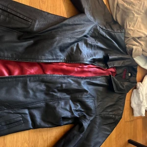 Letherjacket  - En superfin läder vintage jacka. I storlek 38, bra skick! Nypris 1200❤️‍🔥❤️‍🔥
