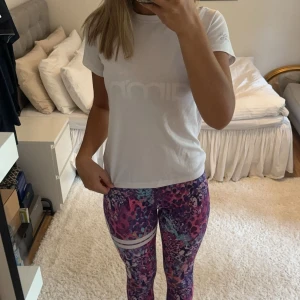 Träningskläder  - Bra skick, träningsbyxor i färgglatt mönster. Sitter fint på och åker ej ner för mig iallafall.