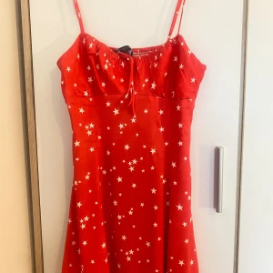 Röd Zara Sommarklänning - Söt röd klänning, köpt från Zara i Grekland. Väldigt bra skick, säljer då den inte kommer till användning ❤️
