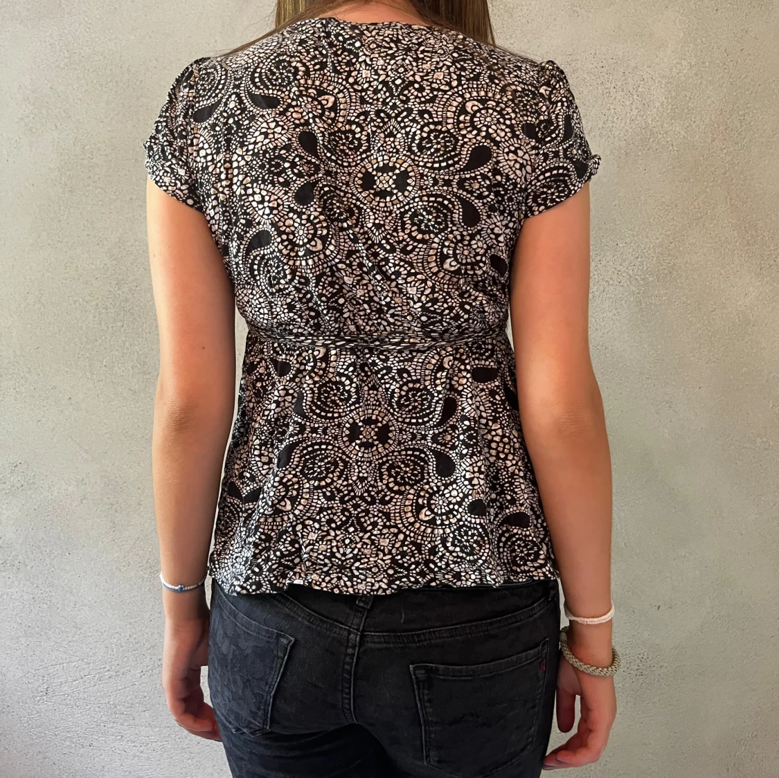 Svart och vit mönstrad topp - 91