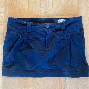 Svart kortkjol från Denim Rules - Säljer en snygg svart kort kjol från Denim Rules - ZARA TRF i storlek S. Kjolen har en klassisk design med bälteshällor och två fickor bak. Perfekt för både vardag och fest! 🖤