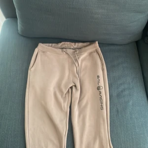 Grå sail racing mjukisbyxor - Storlek M, nyskick och bra kvalite.                 Nypris 800kr                                                 Priset kan diskuteras 