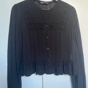 Blus  - En super fin mönstrad blus från Zara. Bra skicka, använt den få gånger 💗