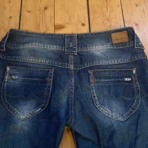 Lowwaist bootcut pepe jeans - Jättesnygga lowwaist bootcut jeans från pepe jeans med coola fickor både fram och bak!