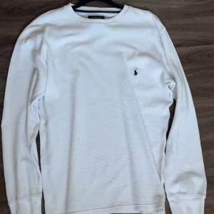 Ralph lauren tröja - Polo Ralph lauren tröja i storlek s. Små fläckar men inget som syns! Tveka inte på att skriva vid funderingar!😁