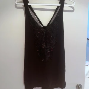 Svart linne med paljetter 🖤 - Festligt svart linne med paljetter 🖤