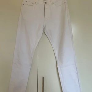 Vita jeans från A Day's March - Säljer ett par oanvända snygga vita jeans från A Day's March. De är i modellen Denim No. 2 och har en klassisk femficksdesign. 