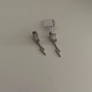 Blixt öronhängen - Creol öronhängen med hängande blixt. Osäker på om de innehåller nickel eller inte.