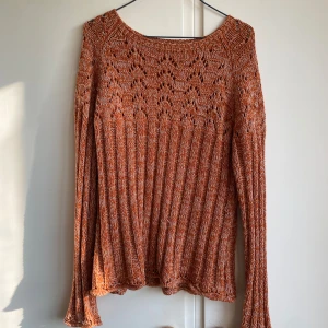 Stickad tröja  - Stickad tröja med fint mönster, perfekt till hösten! Lite liten i storleken