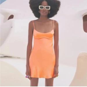 Satin klänning - Säljer denna superfina satin klänning från zara då den aldrig kommer till användning, superfin öppning i ryggen och den är endast använd 1-2 gånger💕💞pris kan diskutera . Storlek S men skulle säga Xs-S💞💕