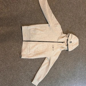 Grå sail racing zip - Storlek 160. Bra skick. Den är använd hyfsat mycket men är ej sliten.