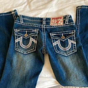 True religion jeans  - Bra skick! Lågmidjade jeans, för stora för mig så därför jag säljer❤️sitter som S, 80cm på innerbenet. Kontakta gärna om frågor❤️❤️ 