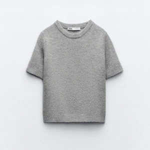 Stickad t-skirt - Jättefin stickad t-skirt ifrån Zara. Använd väldigt fåtal gånger så väldigt bra skick. Storlek M men är som en S. Hör av er vid funderingar😊