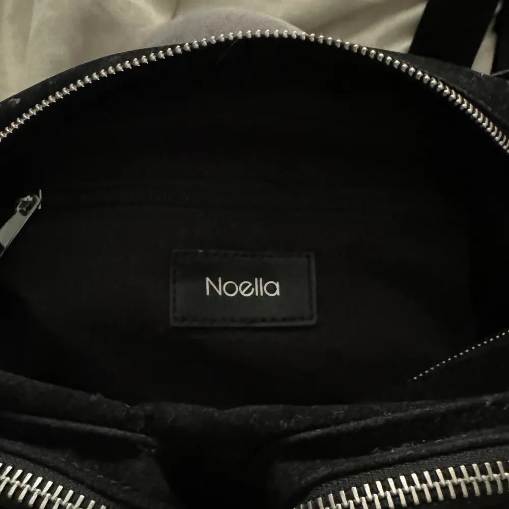 Väska från Noella, modell Noella Celia bag black black black nypris 799, bara använd nån gång. Väskor.