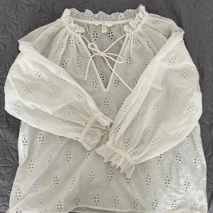 Blus från H&M  - Väldigt fint skick. Storlek xs men passar även S/M.