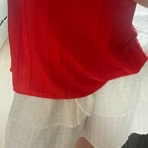 Vit volangkjol från Gina Tricot - Jättebra skick då den bara är använd fåtal gånger. Ganska liten i storleken så skulle säga att den är mer en 38! Supergullig till en fin topp❣️