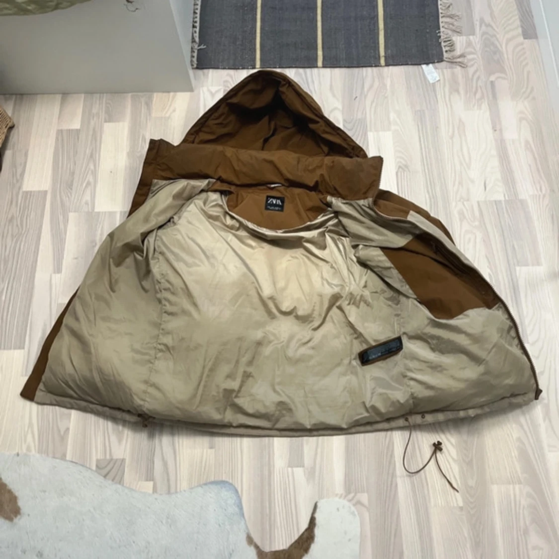 Beige och brun pufferjacka med huva - 90