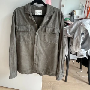 These glory days overshirt - Tvär fet overshirt i strl M från These glory days. Om du har några frågor är det bara att hojta till!