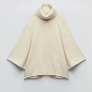 Zara stickad tröja - Supersnygg varmvit stickad tröja med trekvartsärm, från Zara. Tröjan är i storlek S och är knappt använd, dvs i väldigt bra skick! Köptes från Zara för ca 1,5 år sedan så den går ej att få tag på längre. Säljs pga att den inte kommer till användning🩷