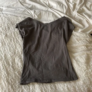 Openback topp - Grå jättesnygg open back topp. Köpt i Italien 5 år sen. Använd 2 gånger. Jättebra skick!