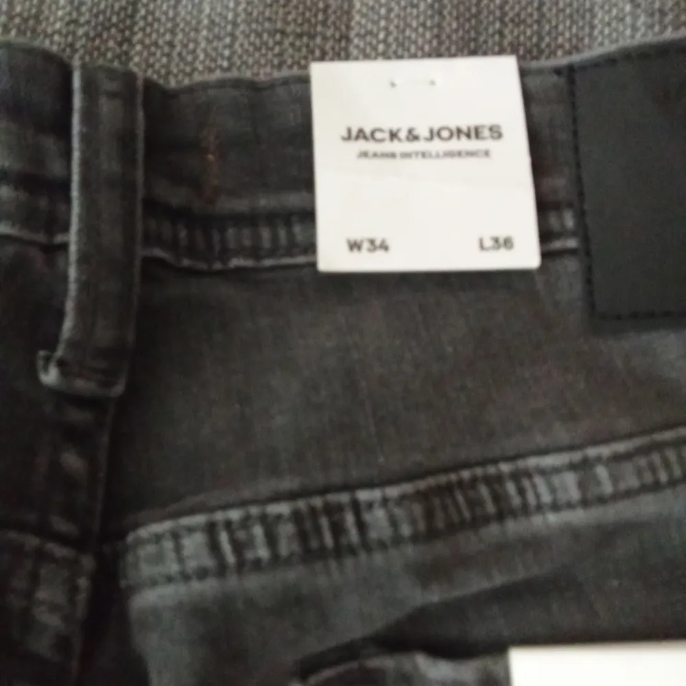 Nya med prislapp kvar jeans från Jack & Jones jeans. Low rise, skinny thought storlek 3 w34 L36. Modellen  Tim. Jeans & Byxor.