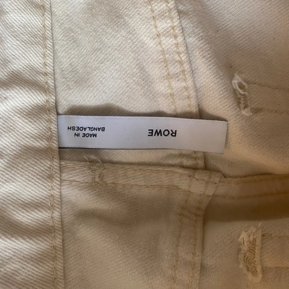 Weekday jeans Modell Rowe  Färg: creme / beige Skulle säga att det  motsvarar XS/34! 🌸 Liten fläck på baksidan av benet - se sista bilden. Kanske går bort i tvätten men osäker! Nypris 590kr - jag säljer de för 129kr Säljs på fler ställen. Jeans & Byxor.