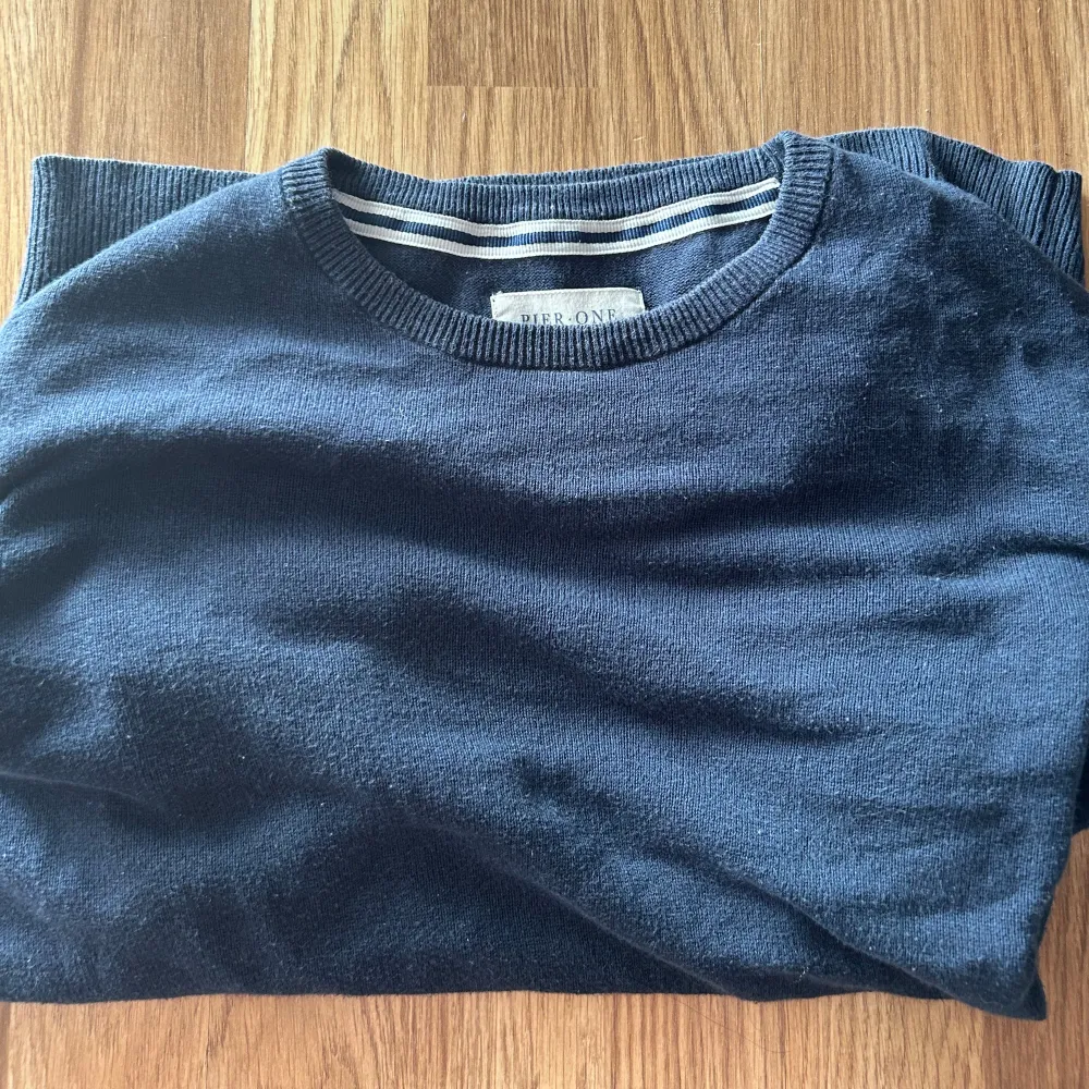 En väldigt fin tunn stickad Jack & Jones crewneck i färgen mörkblå, befinner sig i ett fint skick!. Tröjor & Koftor.