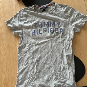 T-shirts Calvin Klein, sail racing. - Säljer tshirts alla i strl S. Fint skick på alla 3tshirts inga märken eller revor. Alla 3 för 350kr eller 125kr styck.